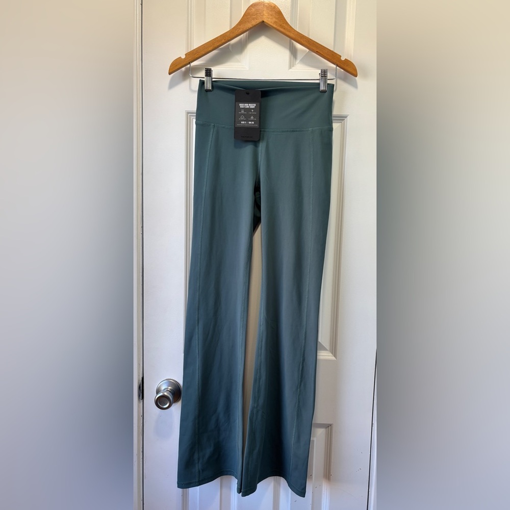 NWT Fabletics Teal Women's Oasis High-Waisted Kick Flare-Short Pants Size Smal